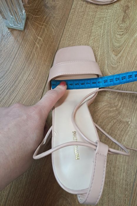 Женские бежевые босоножки на прозрачном каблуке с завязками