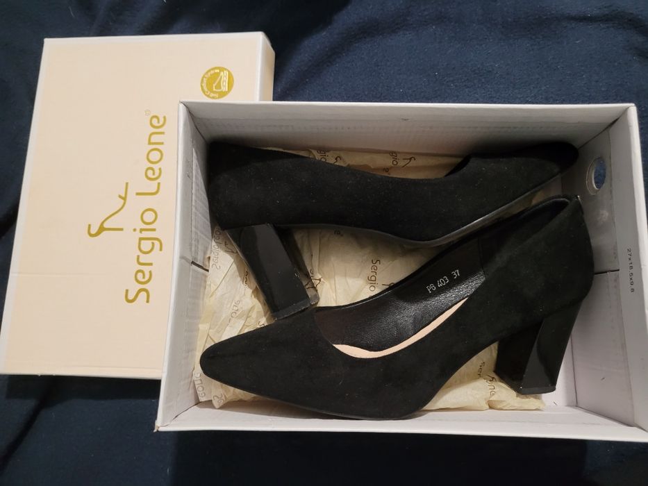 Czarne buty na słupku