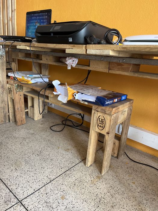 Mesa de paletes tampo envernizado