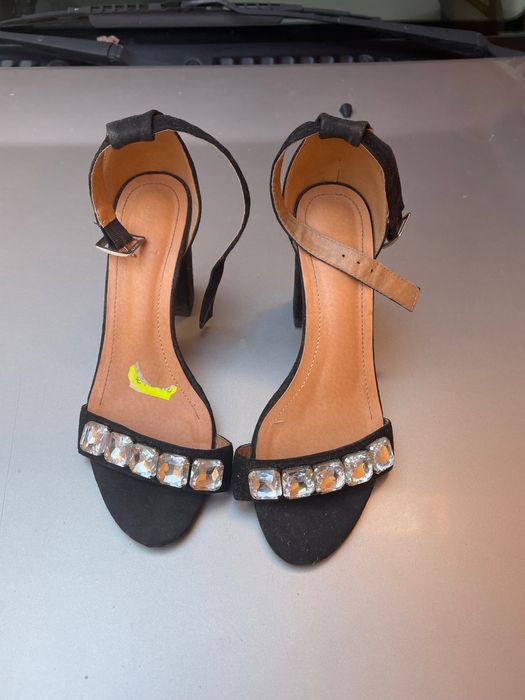 Sapato alto praticamente novo