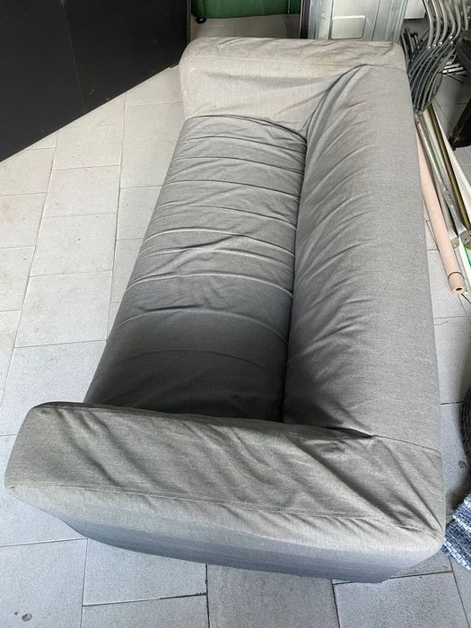 Sofá cinzento usado