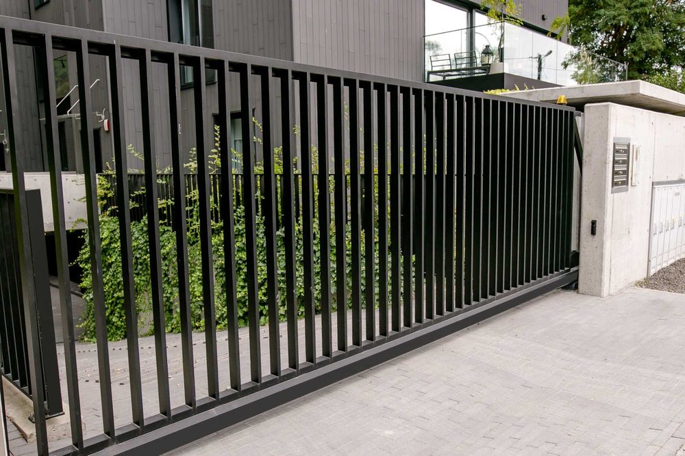 Nowoczesne ogrodzenia aluminiowe | Brama przesuwna | Furtka | WRONA