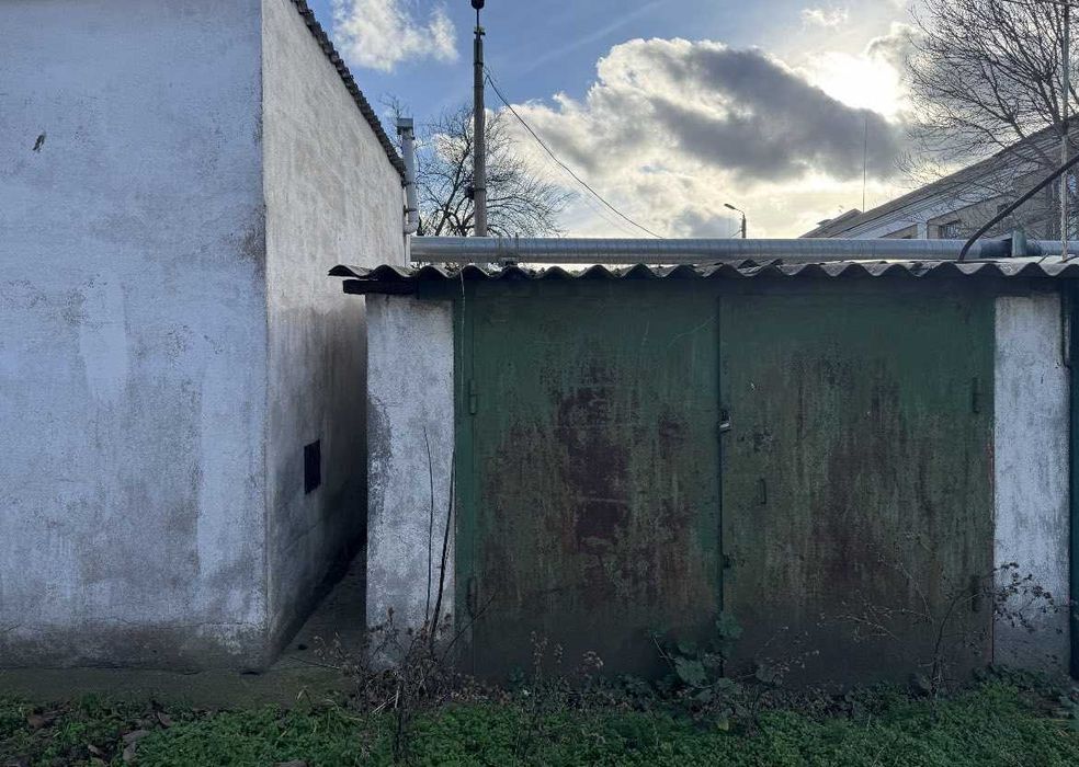 продаж 2 кімн сталінки Садова 2 поверх ремонт,гараж,закритий двір