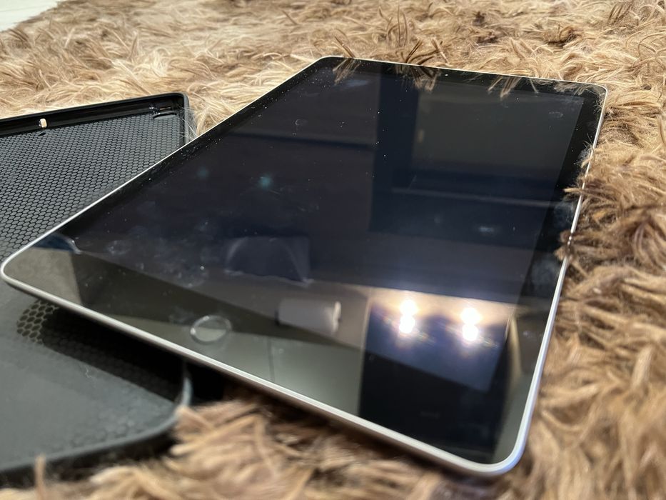 Планшет Apple ipad 5 (2017), 32 gb, 9,7 дюймів.