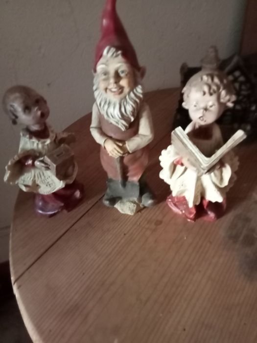 Decoração de natal, dois anjos e casinhas.