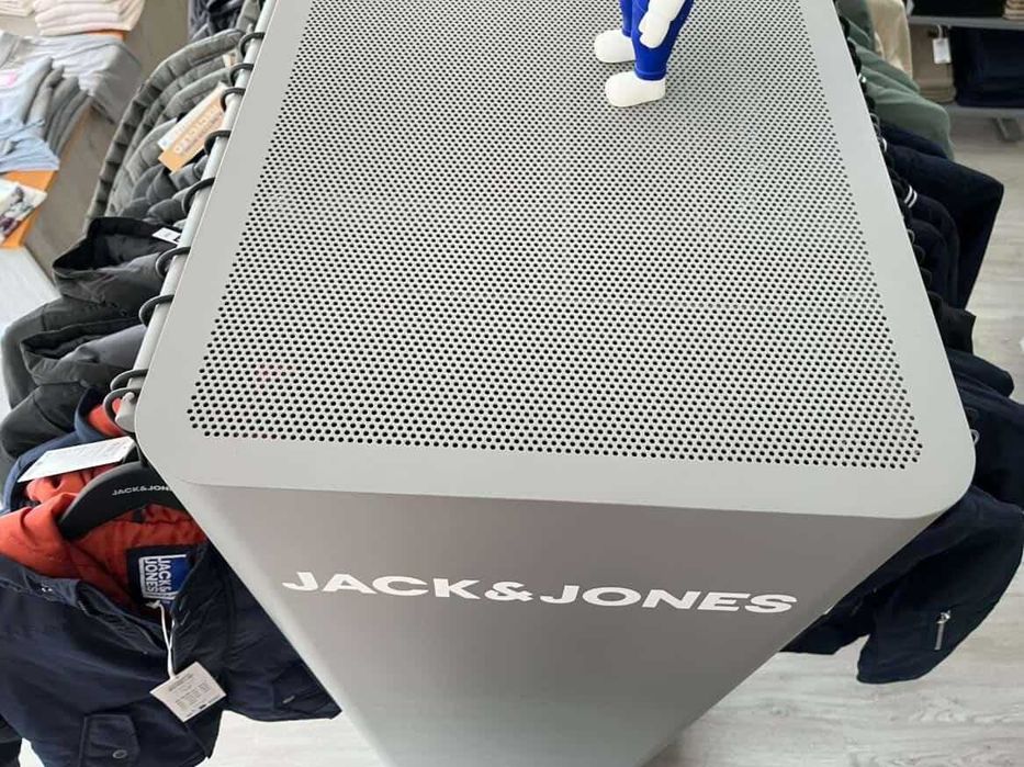 Estante metálica jackjones para cabides