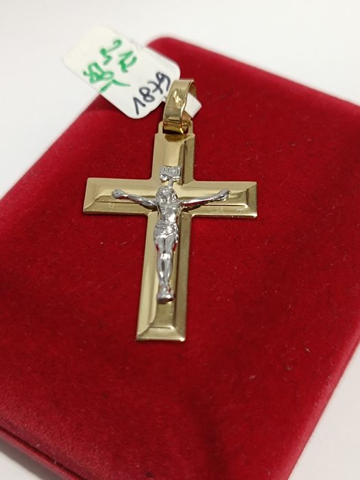 Złoty wisiorek krzyżyk z Panem Jezusem, złoto próby 585