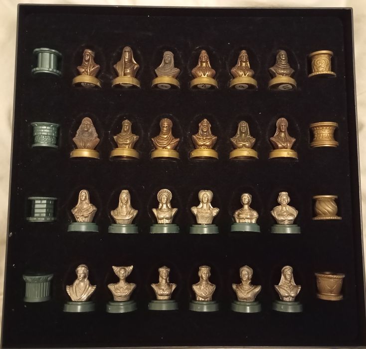 Tabuleiro de damas com peças em metal e tema de mouros vs cristãos