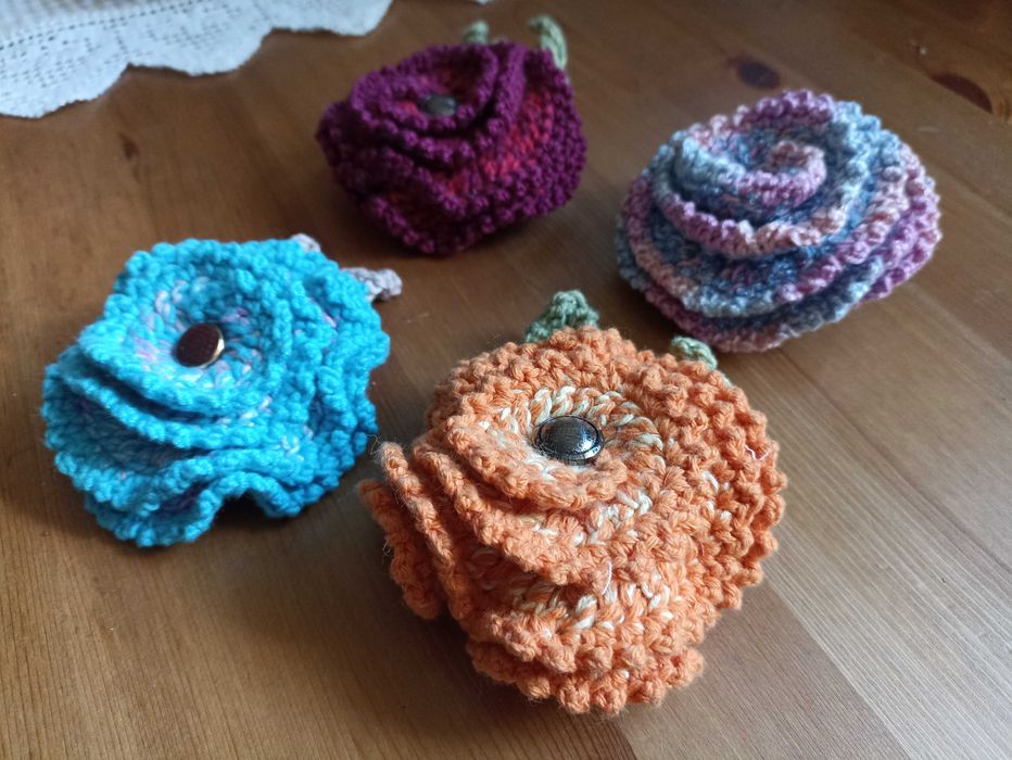 Broszka, kwiat, szydełko, rękodzieło