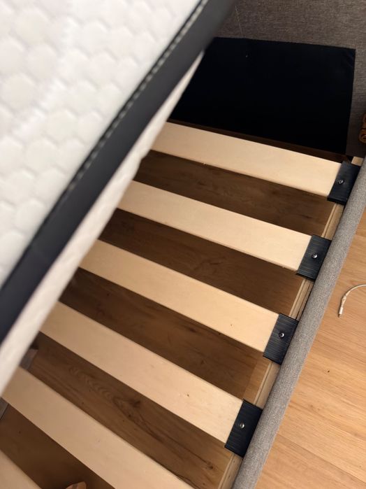 Cama, cabeceira e colchao