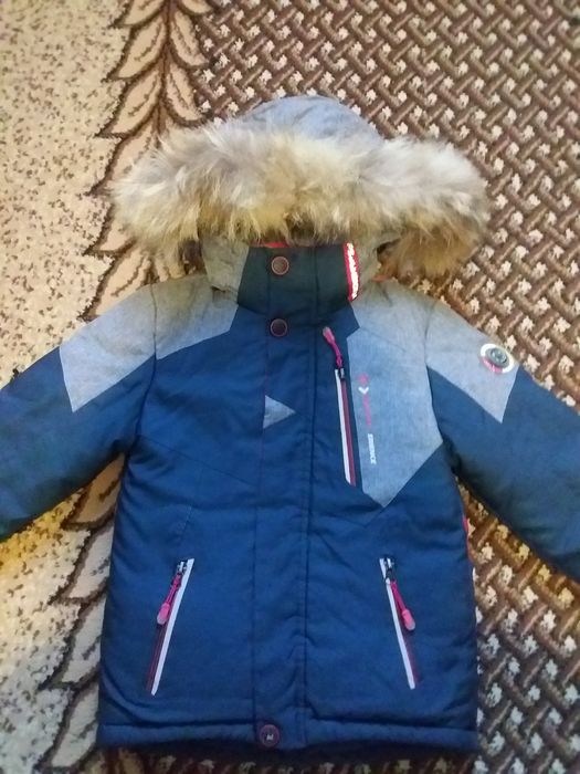 Продам зимову курточку для хлопчика.