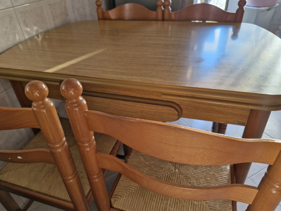 Mesa de madeira extensível 4 cadeiras