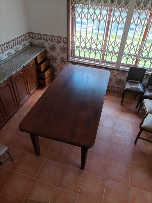 Mesa de jantar antiga em madeira maciça