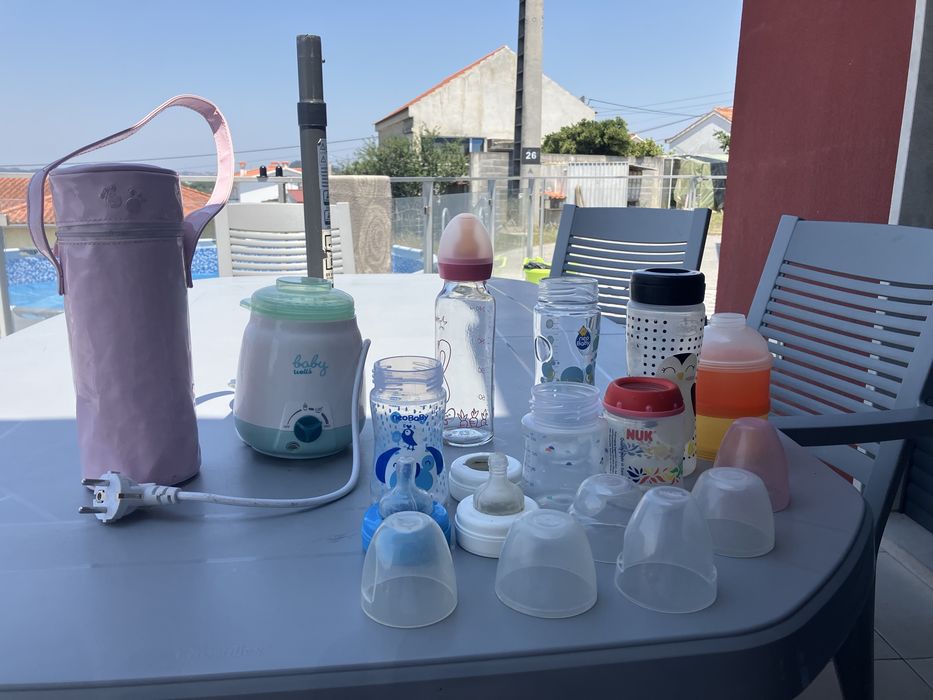 Conjunto de biberões e maquina de aquecer