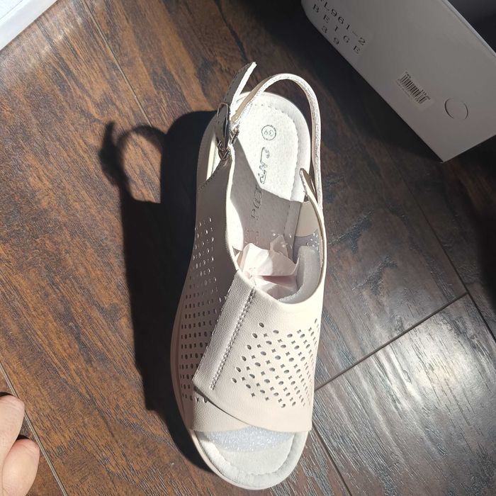 Skórzane beżowe sandały 39 na klinie