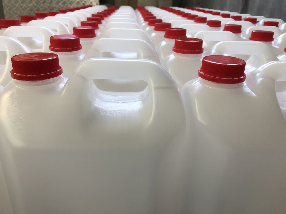 Kanistry, butelki, opakowania, bańki.