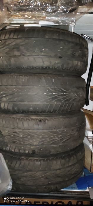 Quatro pneus com jantes