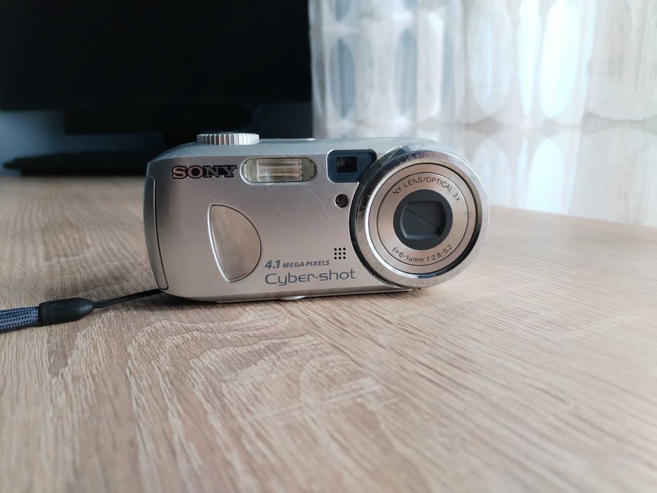 Цифровий фотоапарат Sony CyberShot DSC-P73 у відмінному стані