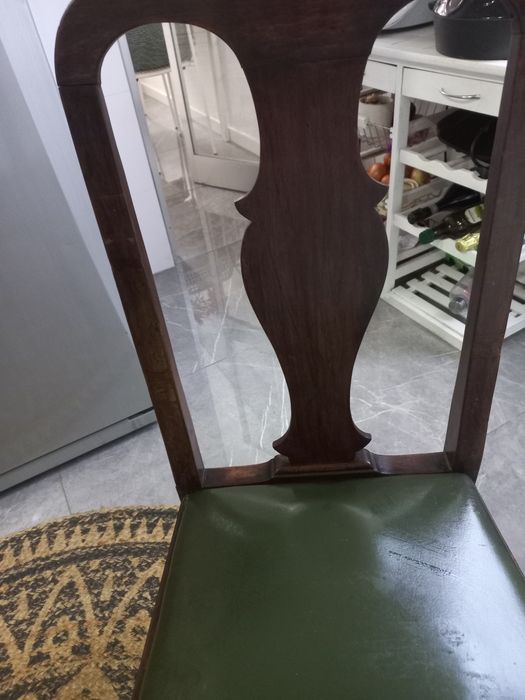 Cadeira antiga, linda num hall, escritorio, quarto.Tampo em pele verde