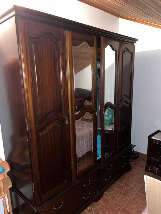 Guarda-roupa clássico em madeira com espelhos e gavetas