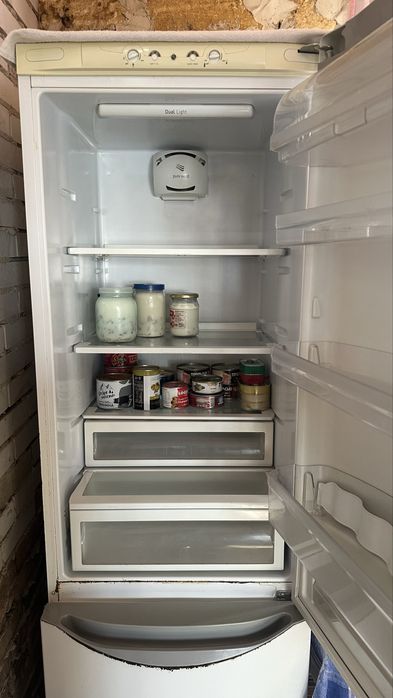 Продам холодильник Hotpoint RISTON