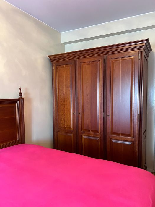 Armário roupeiro em madeira cerejeira