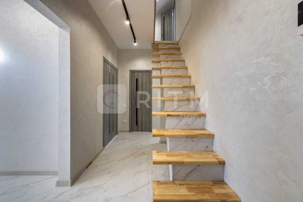 Продається простора 4к квартира з ремонтом