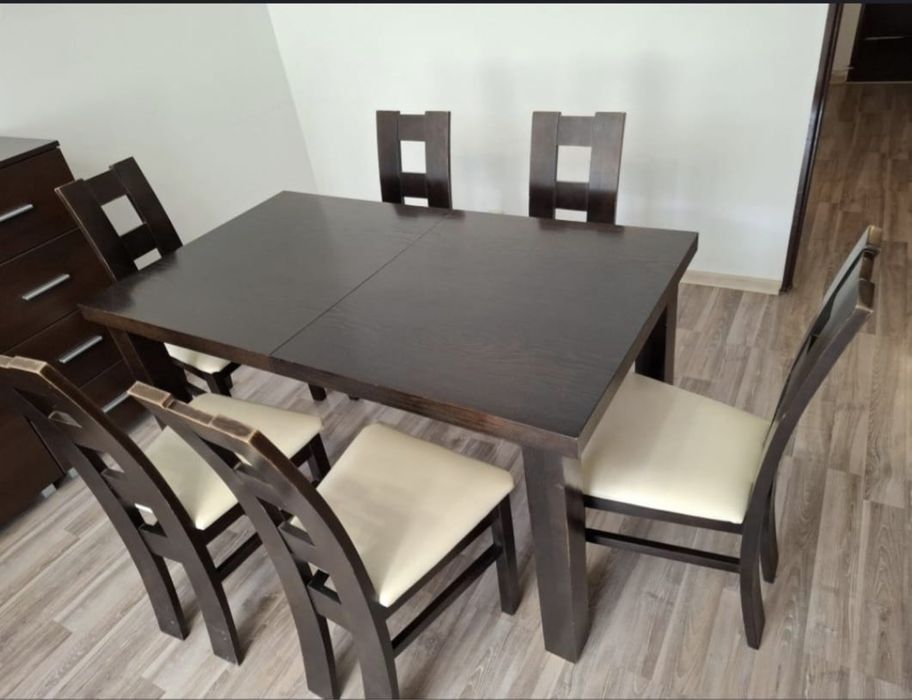 Stól oraz zestaw krzeseł