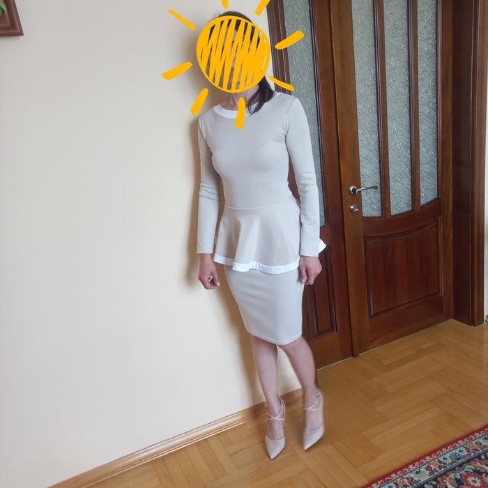 Плаття бежевого кольору