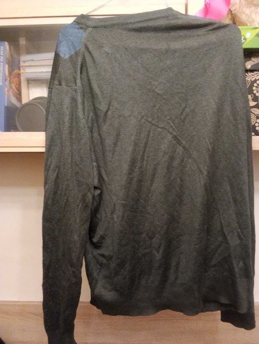 Czarny sweter   .