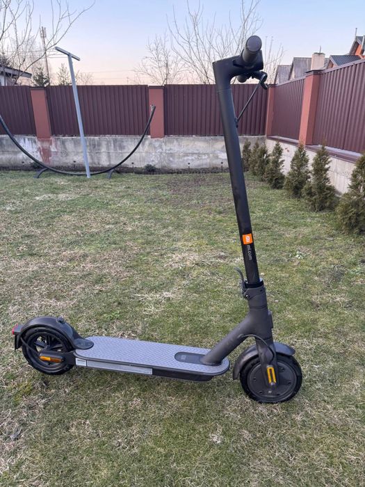 Електросамокат Xiaomi Mi Electric Scooter Essential
