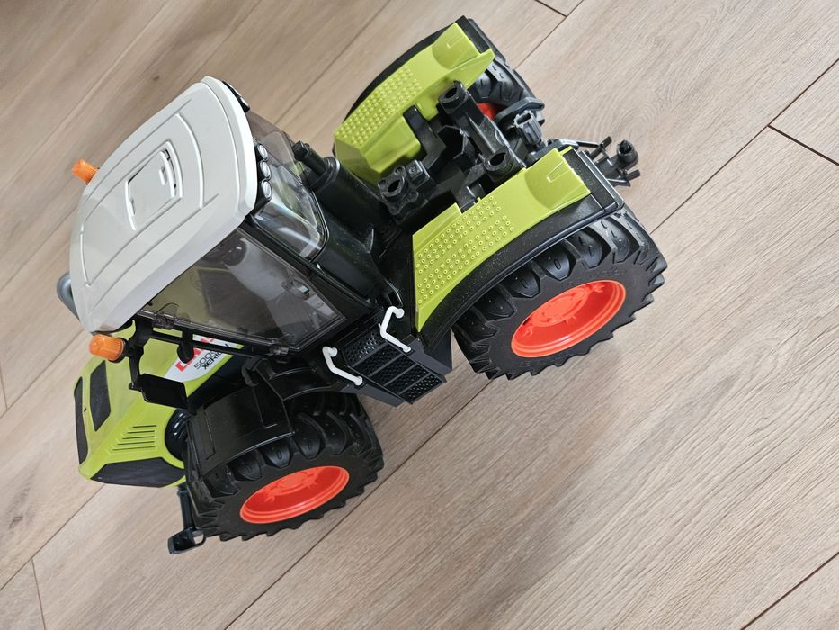 Traktor duży class xerion