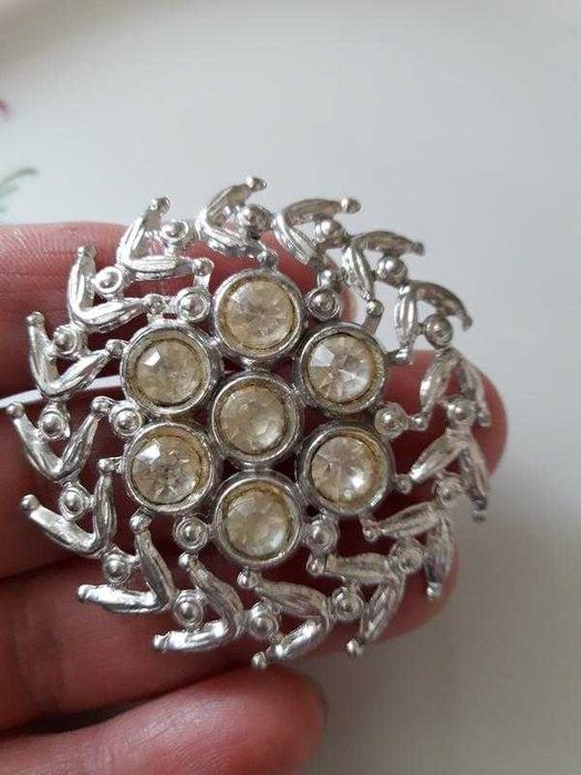 Броши разные: винтаж и современные.