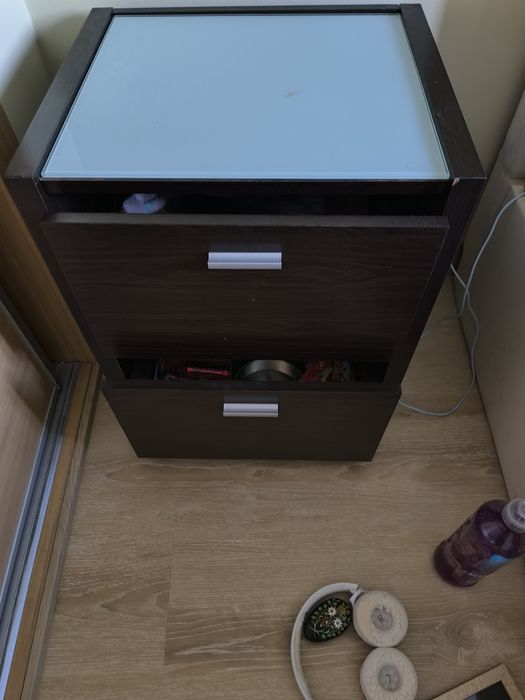 Mesa de cabeceira com vidro