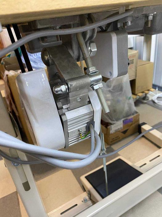 Juki DDL-8100Е Промислова прямострочна швейна машина з сервомотором