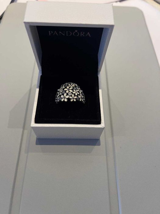 Anel Pandora flores branco