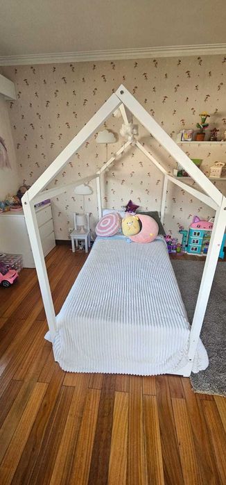 Cama de menina até aos 6/8 anos de idade.