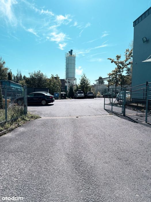 Budynek usługowo-biurowy wyremontowany z parkingiem.