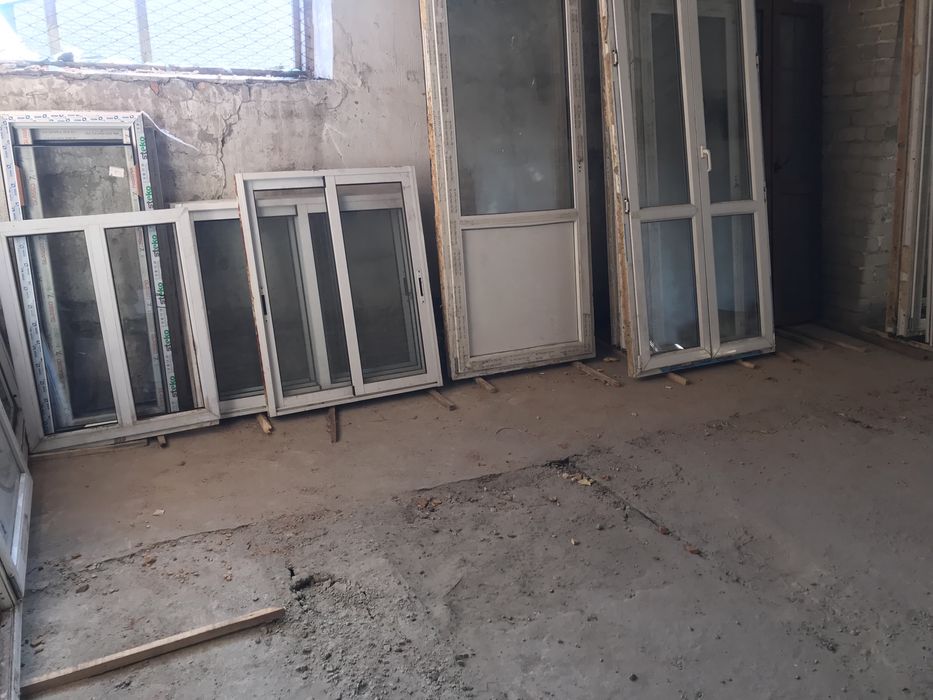 Продам металопластикові вікна та двері б/у.