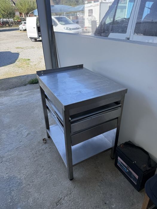 Mesa de trabalho em inox com 2 gavetas e prateleira