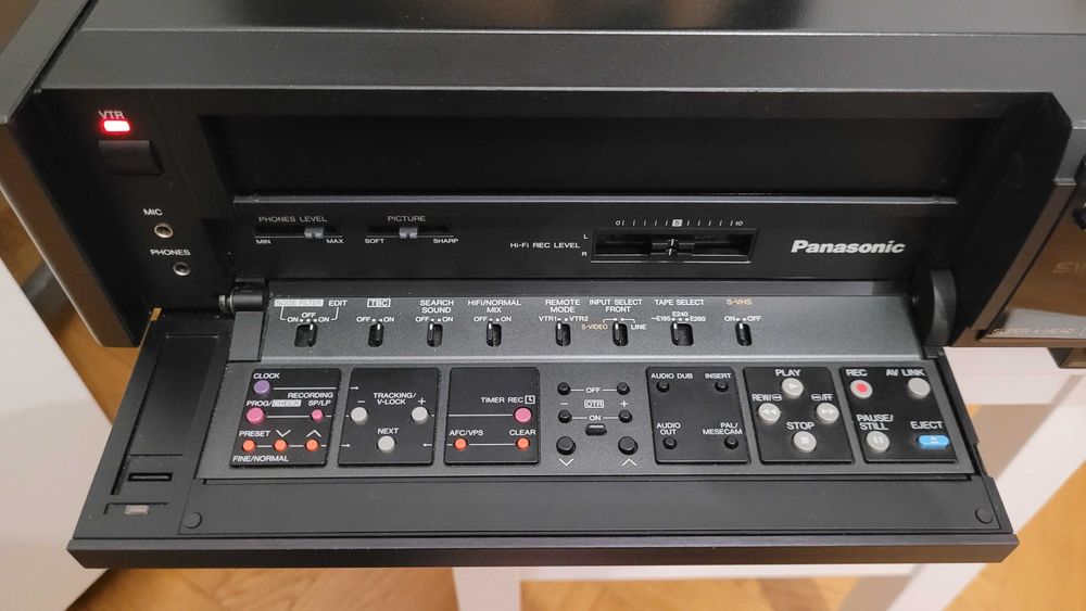 Magnetowid Panasonic NV-FS200 S-VHS Hi-Fi Stereo