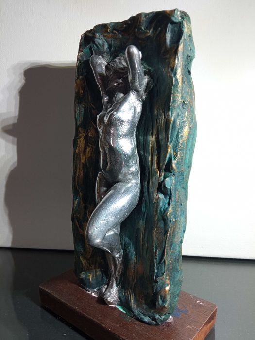 Estatueta em metal com base de madeira