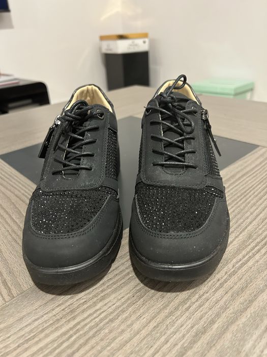 Saoatilhas casuais pretas com brilhantes tamanho 39