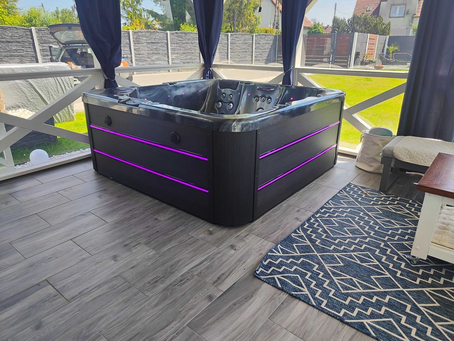 Nowe Jacuzzi całoroczne . Z możliwością podłączenia pieca na drewno