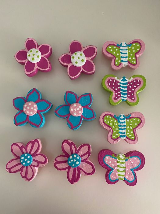 Puxadores pintados à mão para quarto de criança.