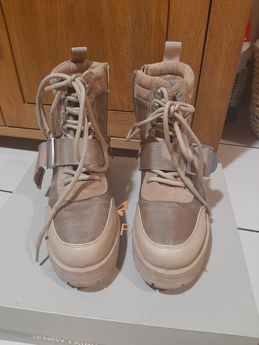 Buty dziewczęce/damskie Sprzedam buty zimowe rozmiar 37.           
Kupione poprzedniej jesieni. Stan idealny (chodzone jeden raz kilkanaście metrów )