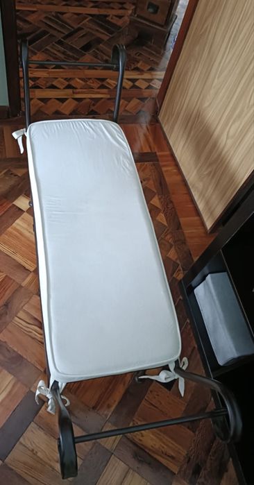 Banco com estrutura metálica