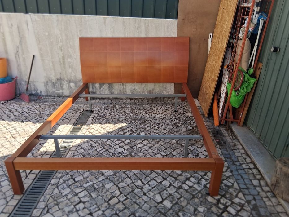 Cama  de casal estrutura em madeira cerejeira,  estilo moderno.