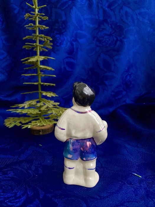 Єреванський фарфоровий винтаж Хлопчик з мʼячем юнный футболист