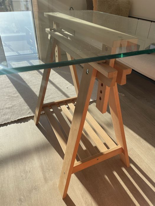Mesa de vidro com cavaletes madeira